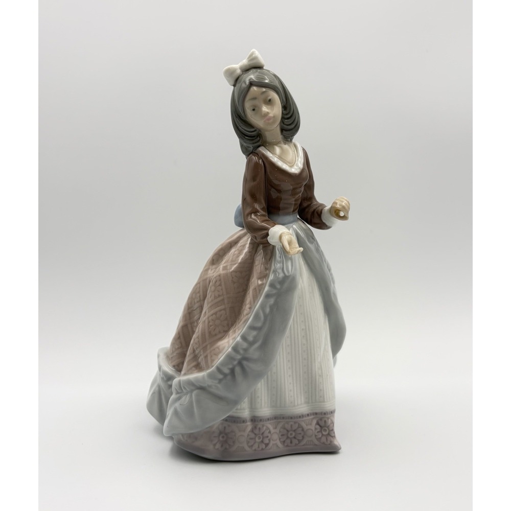 Lladro 5210 Jolie Girl with Parasol Porcelain Figurine Daisa 1983 Spain READ